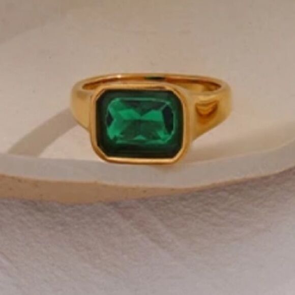 #38 NEW Beautiful Emerald Green Gold Ring - Picture 1 of 9